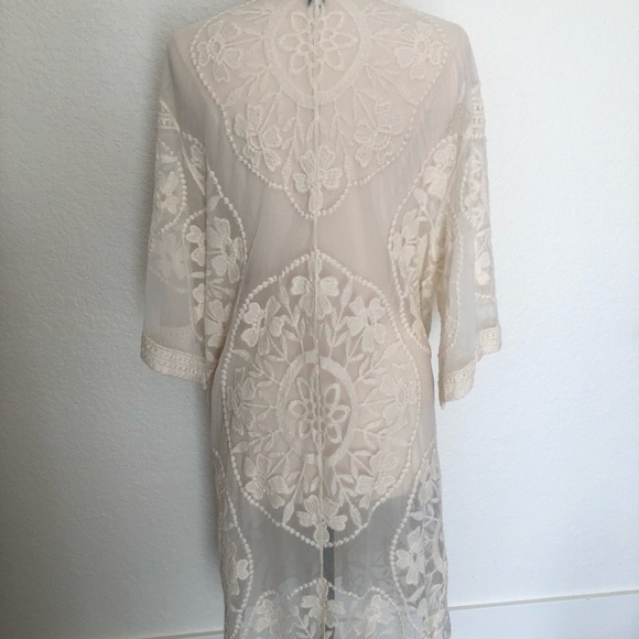 Windsor Ivory Lacey Embroidered Robe - Picture 9 of 12